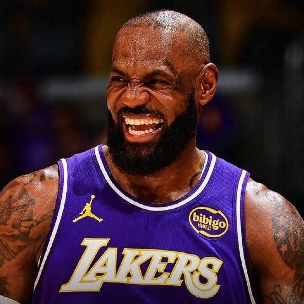 开云足球-虎头蛇尾，詹姆斯19中9得24分5板3助，上半场20分下半场仅4分