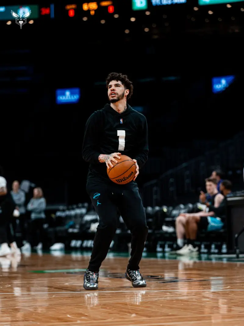 开云注册平台-挥汗如雨！黄蜂官方Ins晒众球员训练照：在TD花园投篮